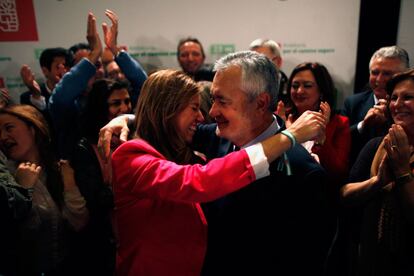 José Antonio Griñán saluda a la secretaria general del PSOE andaluz, Susana Díaz, tras la comparecencia pública.