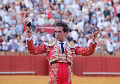 Ginés Marín, con las dos orejas de su primer toro.