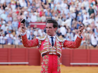 Ginés Marín, con las dos orejas de su primer toro.