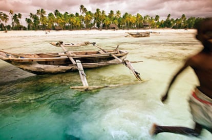 La 'civilización' del turismo no ha cambiado las esencias de esta isla: las sonrisas que abrazan, la belleza de sus ruinas y paisajes, y el impactante viaje sensorial que a través del olfato nos invita a recorrer una historia llena de leyendas.