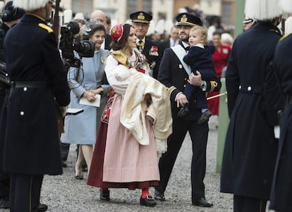 Carlos Felipe y Sofía, con sus dos hijos, a su llegada al Palacio de Drottningholm, seguidos de los reyes de Suecia.