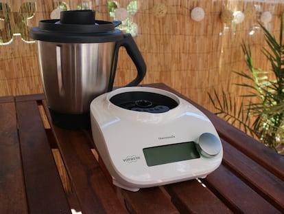 Thermomix Friend, junto a su vaso correspondiente