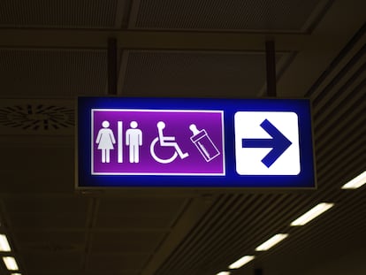 Una indicación en un espacio público para el acceso a los baños, a personas con discapacidad y de lactancia.