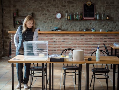 Encarnación García, una de las vecinas de Estepa de Juan (Soria, 10 habitantes), junto a la Mesa electoral de su pueblo.