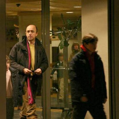 Manuel Lamela, fotografiado anoche a la salida de su hotel en Baqueira.