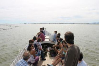 A bordo de un 'tour' guiado de Alalbufera por el parque natural de la Albufera (Valencia).