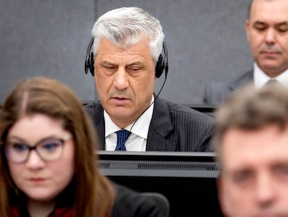 El expresidente de Kosovo Hashim Thaçi, durante la primera sesión del juicio en el que se le acusa de crímenes de guerra, este lunes en La Haya.