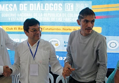 Danilo Rueda, alto comsionado para la Paz, junto a Andrey Avendaño, vocero del EMC, el 16 de octubre en Tibú.