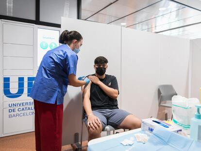Una enfermera vacuna a un estudiante en la Facultad de Arquitectura de la Universidad Politécnica de Cataluña.