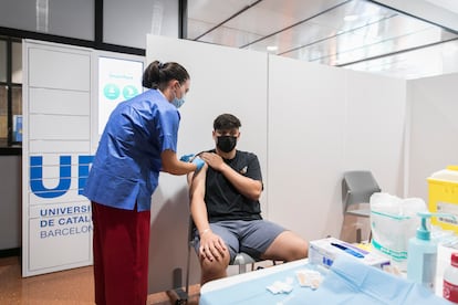 Una enfermera vacuna a un estudiante en la Facultad de Arquitectura de la Universidad Politécnica de Cataluña.