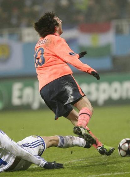Messi, en le momento de sufrir la entrada de Almeida que le ha provocado la lesión.