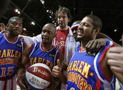 Pau Gasol, ayer con varios jugadores de los Harlem Globetrotters.