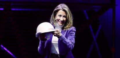 La ministra de Transportes, Raquel Sánchez, con el casco de la iniciativa QuieroCorredor.