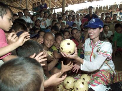 La actriz Angelina Jolie distribuye balones entre los niños del campo de refugiados de Tham Hin, en la frontera entre Tailandia y Myanmar. Angelina es embajadora de la buena voluntad de Unicef y han sido numerosos sus viajes a zonas en conflicto.