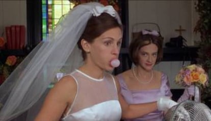 Julia Roberts tramando, con chicle en boca, su huida matrimonial en 'Novia a la fuga' (1999). Ya tenía experiencia en la vida real.