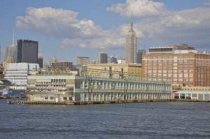 Vista del Pier 57, construido sobre el Hudson río en 1952, en Manhattan (Nueva York).