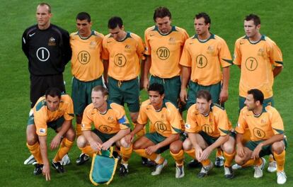 Aloisi, junto al meta Schwarzer, en un partido de Australia de 2005.