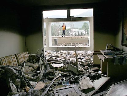 Una habitación destrozada del hotel Marriott de Islamabad.