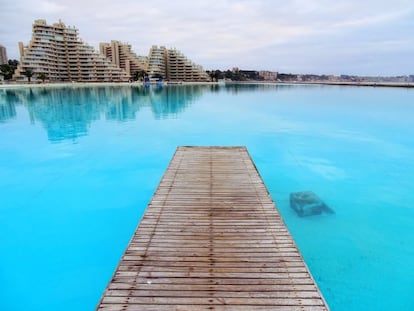 Mais do que uma piscina, é uma lagoa artificial localizada no resort de férias de San Alfonso del Mar, a cerca de noventa quilômetros de Santiago do Chile. Isso explica por que em algumas áreas ela tem 35 metros de profundidade e ocupa mais de um quilômetro de extensão. Sua construção levou cinco anos e foi concluída em 2006. Este trabalho foi preenchido com 250 milhões de litros de água do mar purificada. Os hóspedes do resort, onde está incluído, podem mergulhar, praticar windsurfe ou até mesmo velejar. Aliás, uma curiosidade que não deixa de ser o mais chocante de todos: a praia fica ao lado. Uma questão de gosto...