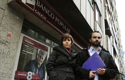 Lourdes y Rubén, en Ourense ante una sucursal del Banco Popular.