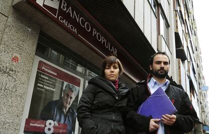 Lourdes y Rub&eacute;n, en Ourense ante una sucursal del Banco Popular.