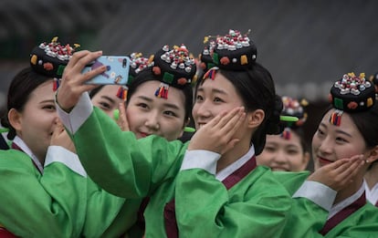 Estudiantes posan para un selfi tras una ceremonia tradicional en la aldea de Namsan, en Corea del Sur.