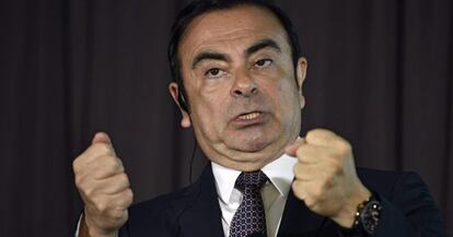 El presidente de Nissan Motor, Carlos Ghosn, responde durante una rueda de prensa conjunta con el presidente de Mitsubishi Motors, Osamu Masuko, celebrada en Tokio, Jap&oacute;n.