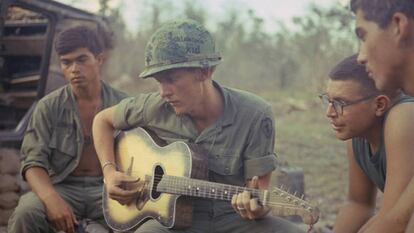Un soldado estadounidense con la guitarra en Vietnam.