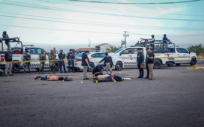 Cinco cuerpos sin vida, con huellas de tortura y atados de las manos, fueron encontrados frente a la Facultad de Agronomía de la Universidad Autónoma de Sinaloa, cerca de la carretera Culiacán-Eldorado en la sindicatura de Costa Rica