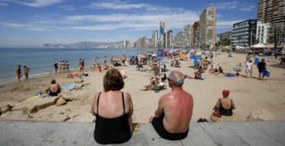 Varios turistas en la playa.