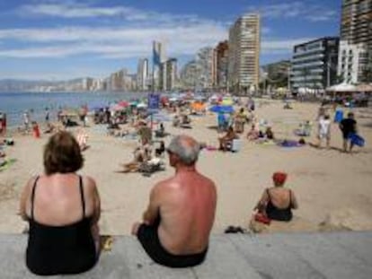 Varios turistas en la playa.