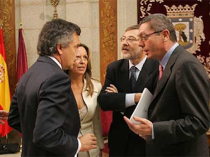 De izquierda a derecha, Juan Antonio Samaranch hijo, Trinidad Jiménez, Jaime Lissavetzky y Alberto Ruiz-Gallardón, tras el pleno de ayer.