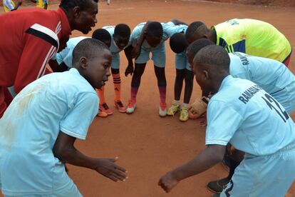 Algunos equipos de fútbol entrenan por las mañanas temprano, antes de que empiece el colegio, otros por las tardes y los fines de semana todos juntos. Esos días el campo se llena de chavales. Unos corren alrededor de su perímetro, otros hacen rondos o zigzaguean con el balón entre conos. Y, mientras, los vecinos cargados de garrafas sortean a unos y a otros para llegar hasta el pequeño manantial, más arriba del campo, donde la población del barrio consigue el agua para beber, cocinar o lavarse.