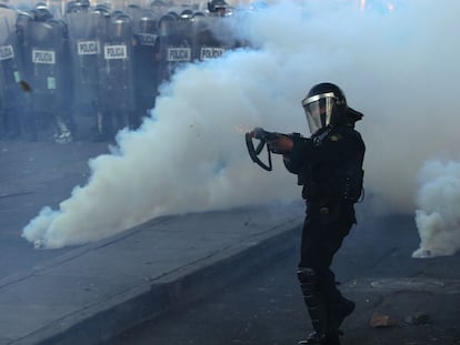 Un elemento de la policía dispara un cartucho de gas lacrimógeno durante la manifestación del 2 de octubre de 2013 en la Ciudad de México. 