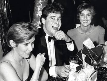 Carrie Fisher, Jay McInerney y Lauren Hutton, en una gala ben&eacute;fica en Nueva York en 1988 para recaudar fondos contra el sida.