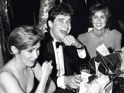 Carrie Fisher, Jay McInerney y Lauren Hutton, en una gala benéfica en Nueva York en 1988 para recaudar fondos contra el sida.