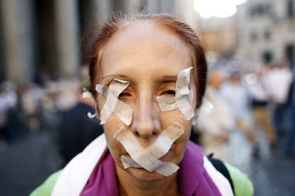 Una mujer, con los ojos y la boca tapados con esparadrapo, protesta en Roma contra la llamada 'Ley Mordaza'.