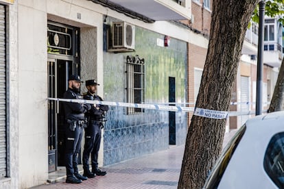 Dos agentes de Policía Nacional en el domicilio donde han apuñalado a una mujer, en la calle Centro de Móstoles, a 8 de mayo de 2023, en Móstoles, Madrid (España). Una mujer de 40 años se encuentra en estado crítico después de haber sido apuñalada en el cuello presuntamente por su pareja en el municipio de Móstoles. La mujer ha sido trasladada por el SUMMA112 hasta el Hospital 12 de octubre. La pareja tiene un hijo en común de 13 años.
08 MAYO 2023;MÓSTOLES;APUÑALADA;PAREJA;VIOLENCIA DE GENERO;ESTADO CRITICO;APUÑALADA
Carlos Luján / Europa Press
08/05/2023