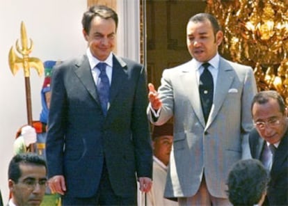 Mohamed VI posa para los fotógrafos junto a Zapatero frente al Palacio Real de Casablanca. El presidente del Gobierno español ha llegado al país vecino con la intención de "abrir una etapa de pleno diálogo y cooperación".