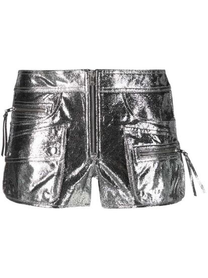 Confeccionados en piel y con un diseño apanalado, estos pantalones cortos de la archiconocida diseñadora francesa Isabel Marant inyectaran un aire galáctico a tus looks estivales.