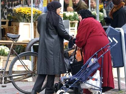 Dos mujeres musulmanas conversan en un mercado de Amsterdam.