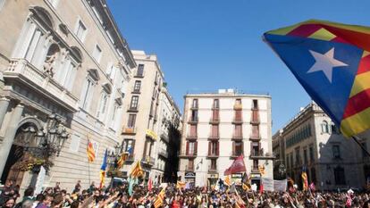 CIENTOS DE ESTUDIANTES CONCENTRAN ANTE EL PALAU DE LA GENERALITAT