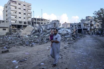 Un hombre palestino caminaba este lunes entre los escombros de edificios destruidos por los bombardeos israelíes, en el campo de refugiados de Rafah, en Gaza.