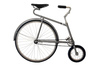 Si lo que buscas es ser el centro de todas las miradas, tu bicicleta es la Velocino de Abici. Se trata de un modelo histórico basado en las bicis italianas de los años 30. Es ligera y muy fácil de llevar en la mano. 
