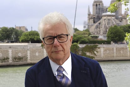 El escritor británico Ken Follett frente a la catedral de Notre-Dame, en París.