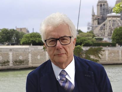 El escritor británico Ken Follett frente a la catedral de Notre-Dame, en París.