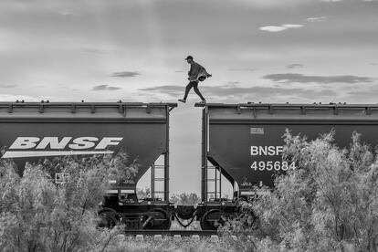 Una persona migrante camina sobre ‘La Bestia’, el tren de carga que muchos usan para llegar a la frontera con EE UU desde México. Este peligroso trayecto está marcado por muertes, mutilaciones, violaciones y secuestros. La imagen forma parte del trabajo ‘Los dos muros’, obra del fotógrafo venezolano Alejandro Cegarra, ganador de la IV edición del Festival Internacional de Fotografía sobre Derechos Humanos y Justicia Global, que se puede ver en las calles de Barcelona hasta el 10 de enero. En total, 150 imágenes organizadas en 15 exposiciones repartidas por la ciudad aspiran, según los organizadores, a generar empatía y despertar conciencias.