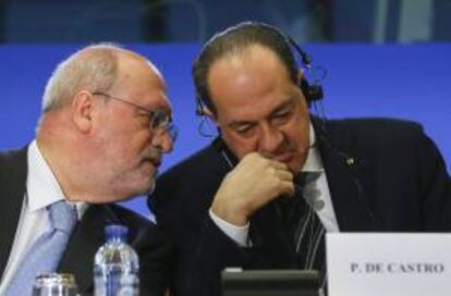 El político portugués Luis Manuel Capoulos Santos (izq), del grupo Socialistas y Demócratas, conversa con el presidente del Comité de Agricultura y Desarrollo Rural del Parlamento Europeo, el italiano Paolo de Castro. EFE/Archivo