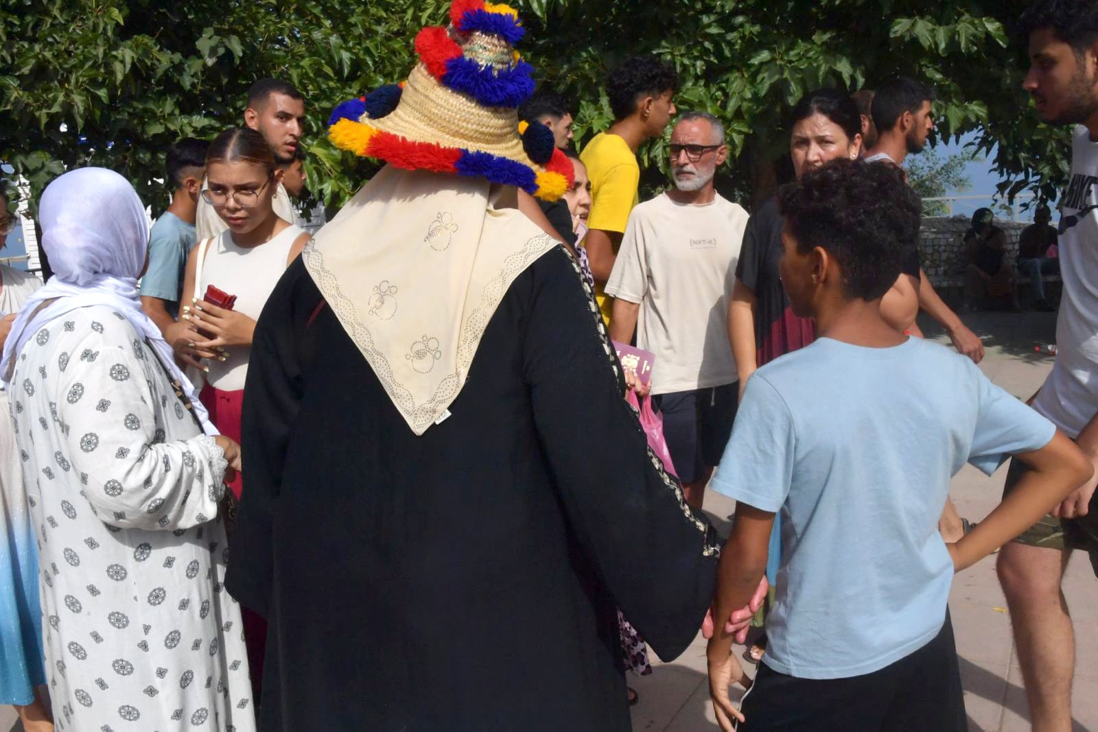 Fatihan, vecina de Castillejos de 64 años, junto a una vecina que accedió a cruzar a su nieto Bilal, de 10 años, por la frontera hasta Marruecos, este viernes.
