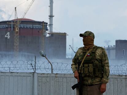 Un militar ruso a las afueras de la central nuclear de Zaporiyia, el pasado 4 de agosto.